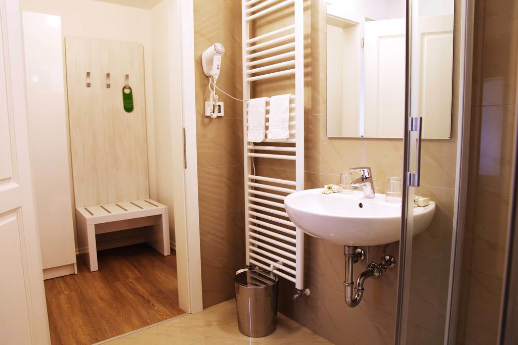 Boutique Hotel Dvor Dobrovo Cameră foto