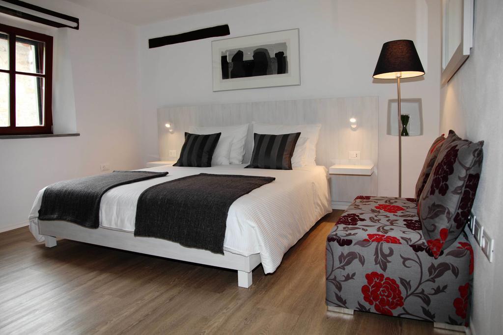 Boutique Hotel Dvor Dobrovo Cameră foto